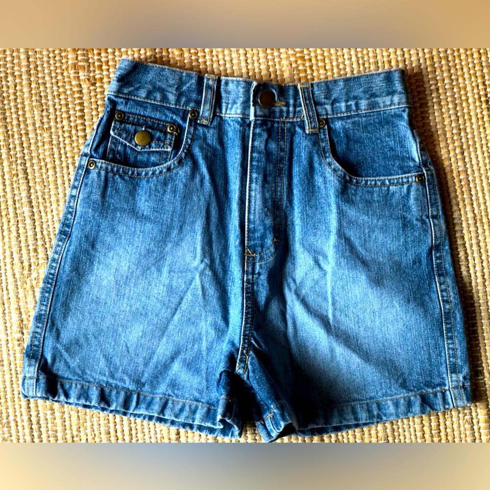 PREMIER INTERNATIONAL GIRLS hi waist mom jean shorts sz 10 Super cute On trend